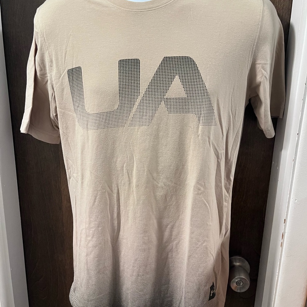 Under Armour UA Mens Short Sleeve Small Logo T Shirt Loose Fit Tan Black